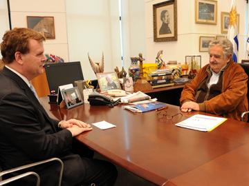 Presidente Mujica y ministro de Asuntos Externos, Desarrollo y Comercio de Canadá, John Baird