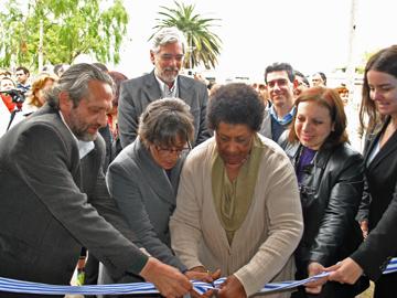 Ministro cortando cinta