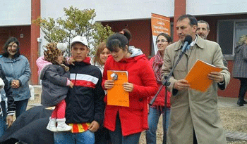 Vecinos realojados reciben las llaves de sus viviendas