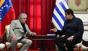 Presidentes José Mujica de Uruguay y Nicolás Maduro de Venezuela en el Palacio de Miraflores