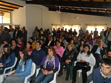 Público asistente y beneficiarios en lanzamiento de cursos del programa Rumbo Rural Integrado