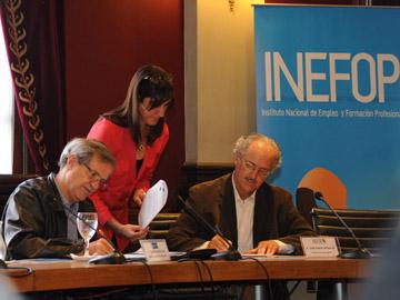 Autoridades en la firma de convenio entre UdelaR e INEFOP