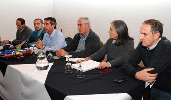 Director Álvaro García en conferncia de prensa en dolores