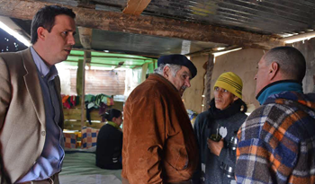 El Presidente José Mujica conversa con desplazados por las inundaciones en Paysandú