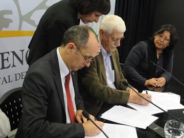 Autoridades firmando convenio
