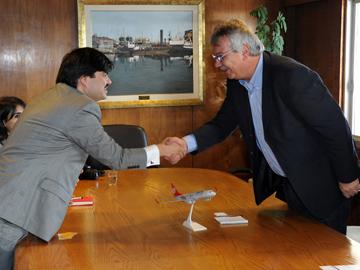 Ministro de Transporte, Enrique Pintado y representante de Turkish Airlines, Mustafa Dogan
