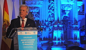 El Presidente Tabaré Vázquez ante un centenar de empresarios en Santiago de Compostela, Galicia