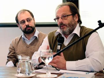 Olesker junto a Scagliola en conferencia de prensa