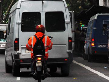 Motociclista circulando