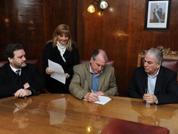 Autoridades firmando convenio