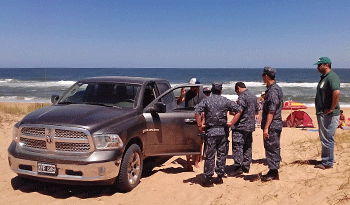 El conductor de un vehículo que ingresó a la playa es multado por la infracción