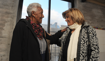 Ministra de Vivienda, Eneida de León y una de las vecinas de barrio Reus al Sur / Ansina
