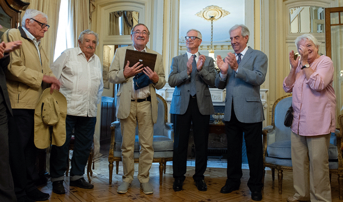 Henry Engler recibe reconocimiento de manos del presidente Tabaré Vázquez