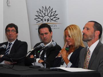 Autoridades en conferencia de prensa
