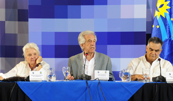 Presidente Tabaré Vázquez flanqueado por vicepresidenta Lucía Topolansky e intendente Carmelo Vidalín