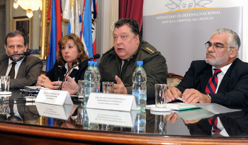 La directora general de Políticas de Defensa, Gabriela González, y el jefe del Esmade, Milton Ituarte, (centro) explican política de defensa