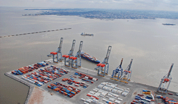 Puerto de Montevideo en plena actividad