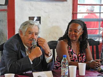 Presidente José Mujica y Elizabeth Suárez de la Casa de la Cultura Afrouruguaya