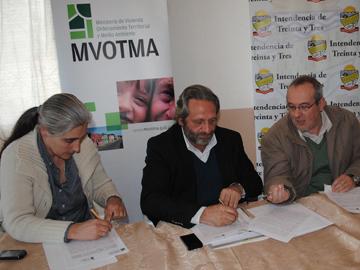 Autoridades firman convenio de mejora y refacción de viviendas en Treinta y Tres