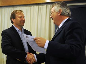 Ministro Pintado junto a directivo de empresa Montes del Plata