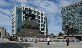 Muestra “Nuestra historia está llena de futuro” al pie del monumento a José Artigas en Plaza Independencia