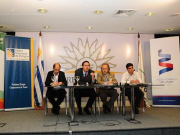 Mesa de autoridades en conferencia de prensa