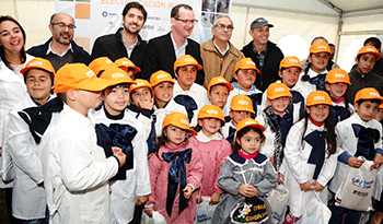 Alumnos de la escuela n.94, de Puntas de Tacuarí, con autoridades nacionales