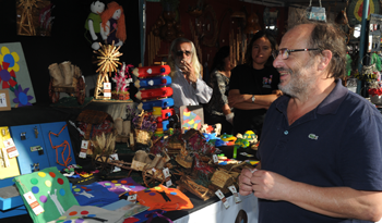 Ministro de Desarrollo Social, Daniel Olesker en puesto de venta de emprendimientos sociales