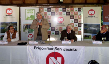 Ministro de Ganadería, Agricultura y Pesca, Tabaré Aguerre, en planta industrial del Frigorífico San Jacinto