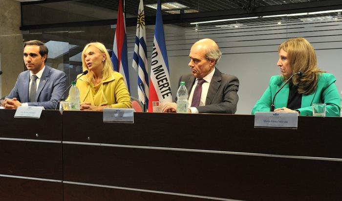 Vicepresidente Beatriz Argimón, junto a autoridades del INAU y Sipiav