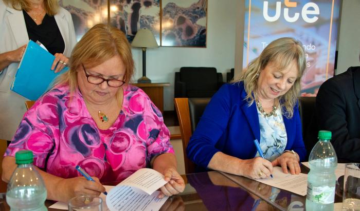 Presidenta de UTE, Silvia Emaldi e intendenta de San José, Ana María Bentaberri momentos en que rubrican el acuerdo