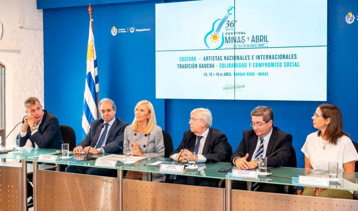 Autoridades nacionales y departamentales durante el lanzamiento del evento