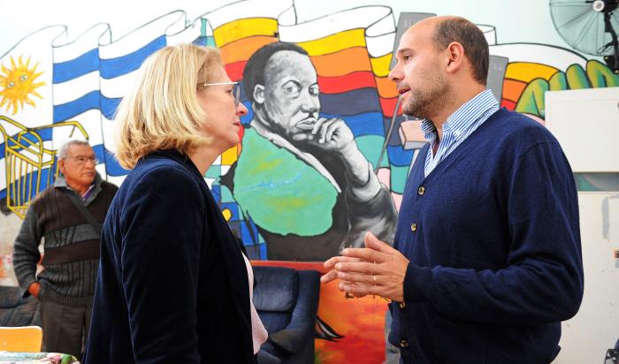 Ministro de Desarrollo Social, Martín Lema dialoga con la directora nacional de Protección Social, Fernanda Auersperg en uno de los centros
