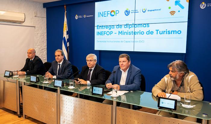 Autoridades del Ministerio de Turismo e Inefop durante el acto de firma del convenio