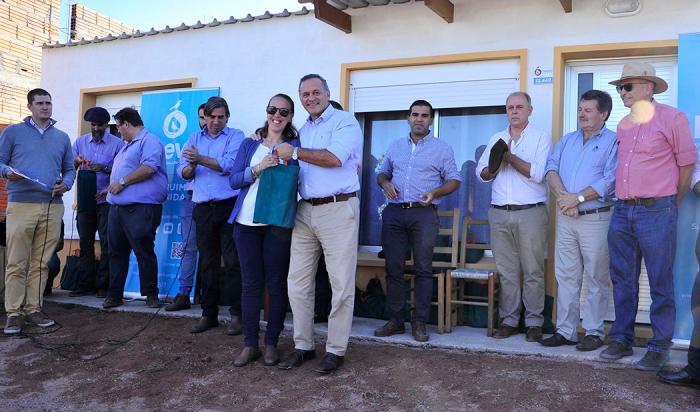 Delgado en entrega de viviendas de Mevir