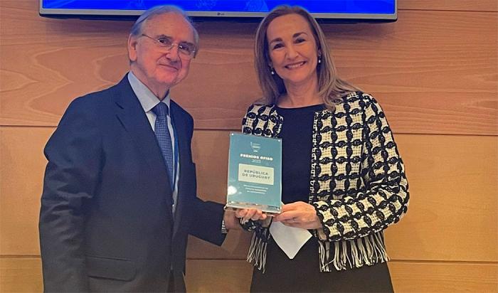 Embajadora uruguaya ante España, Ana Teresa Ayala, recibiendo el reconocimiento