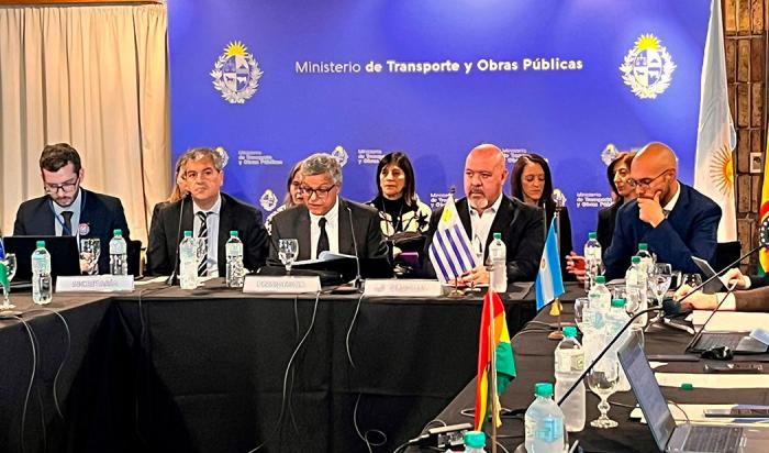 Autoridades en reunión