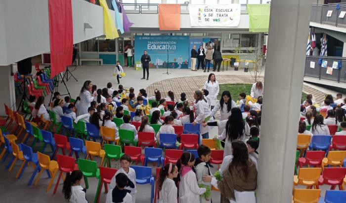 Vista panorámica de la escuela durante el acto