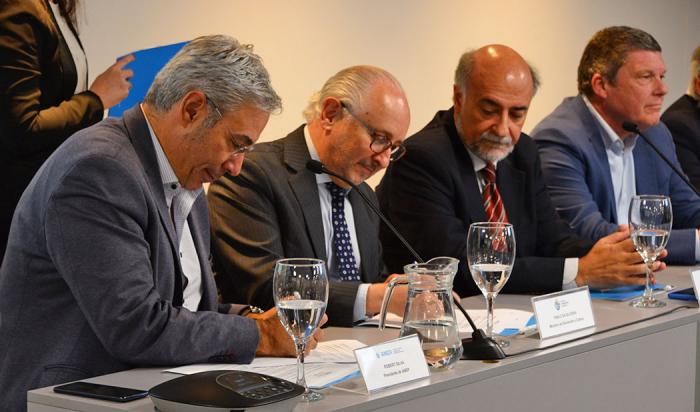 Autoridades en conferencia de prensa