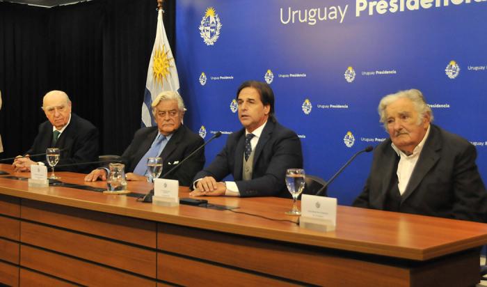 Presidente Luis Lacalle Pou junto a los expresidentes Julio María Sanguinetti, Luis Alberto Lacalle Herrera y José Mujica
