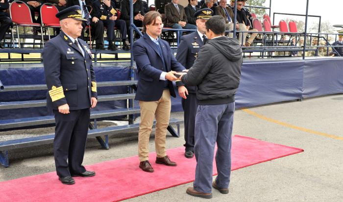 Durante la conmemoración, el presidente Luis Lacalle Pou entrega reconocimiento a militar