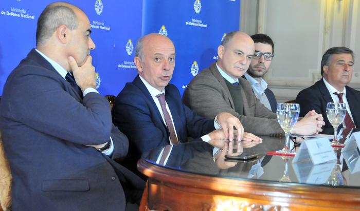 Autoridades de Defensa Nacional y de Inumet durante la oratoria del acto Autoridades de Defensa Nacional y de Inumet durante la oratoria del acto