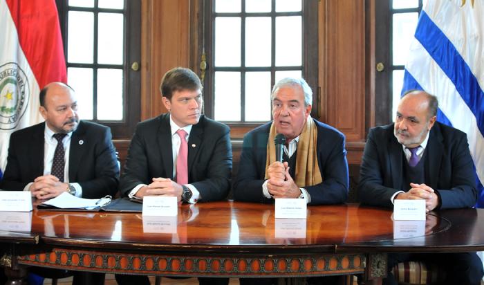 Autoridades de Uruguay y Paraguay durante la firma del acuerdo