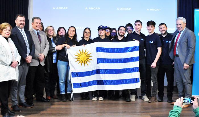 Estudiantes que participan en concurso de la NASA
