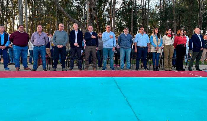 Autoridades nacionales y departamentales durante la inauguración de la pista de patinaje en Treinta y Tres