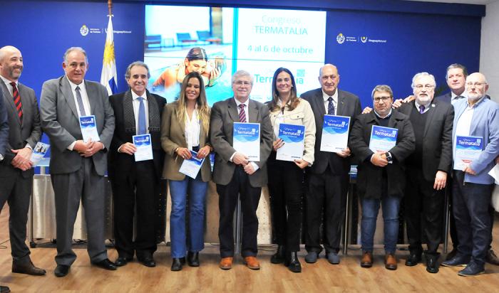 Foto grupal con los integrantes de diferentes organismos e instituciones vinculadas a la temática