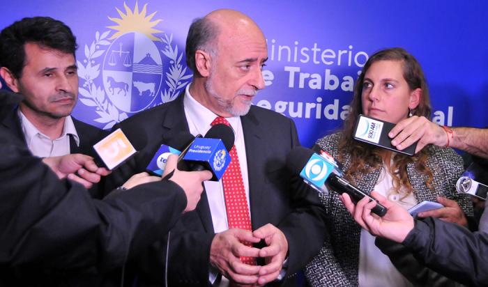 Mieres en conferencia de prensa