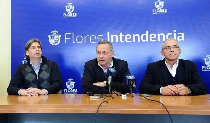 Autoridades en conferencia de prensa