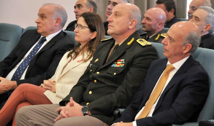 Ministro de Defensa Nacional, Javier García presencia el acto junto a autoridades militares