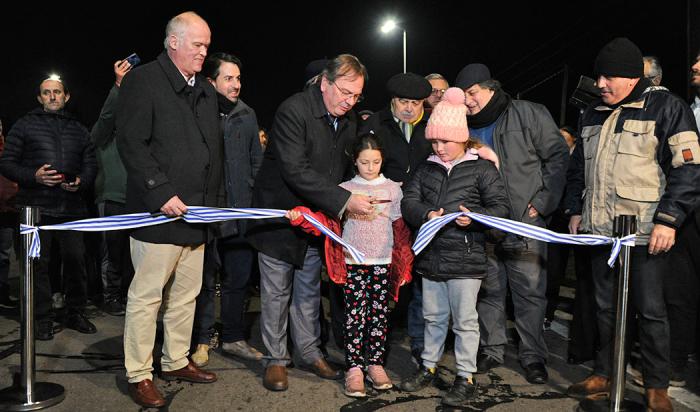 Autoridades inauguran luminarias en intersección de rutas 7 y 75